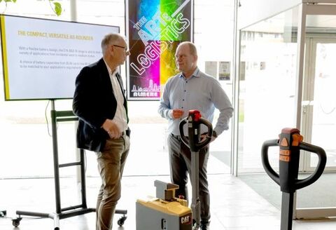 Erik Engelmann a Michaelem Laursenem na meetingu Cat® Lift Trucks