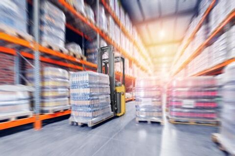 Stohovací vozík CAT® NSR20 při přepravě lahví