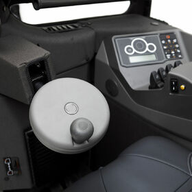 Konstrukce volantu se vyznačuje drážkami, které umožňují ovládání při různých polohách rukou podle<br /> potřeby a zvyků řidiče. Ovládání retraku pomocí minimalizovaného volantu je velice lehké a citlivé.
