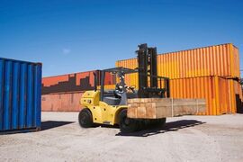 VYSOKOZDVIŽNÉ VOZÍKY CAT® PRO MANIPULACI SE DŘEVEM A SOUVISEJÍCÍ APLIKACE